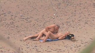 Mature couple public bang-out on beach caught on voyeur camera lens