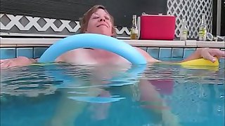 Sniffy under water vid skinny dipping in pool
